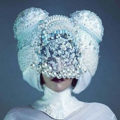 Muriel NISSE (Née en 1984) 

White Palanquin, 2014

Masque composé de perles de verre...