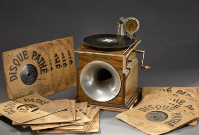 null Phonographe Pathé Jeunesse avec vingt-neuf disques, diamètre 21 cm
Caisse en...