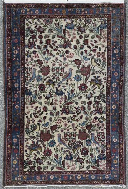null TAFRESH, Iran Paire de tapis à décor de rameaux fleuris et oiseaux sur champ...