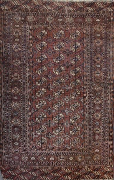 null BOUKHARA Tapis en laine à fond rouge à décor de gühl H. 267 cm L. 160 cm Expert:...