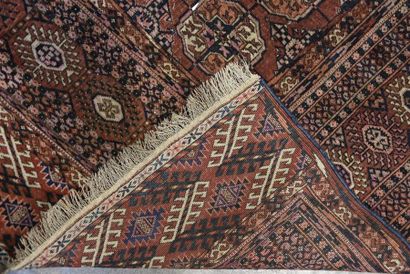 null BOUKHARA Tapis en laine à fond rouge à décor de gühl H. 267 cm L. 160 cm Expert:...