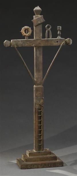 null Croix de marinier en bois naturel sculpté ornée des principaux instruments de...