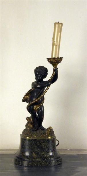 null Putto formant porte lumière en bronze patiné et doré Socle en marbre vert XIXe...