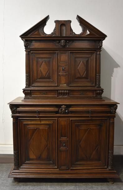 null Cabinet en noyer mouluré et sculpté, ouvrant par deux portes et deux tiroirs...