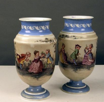 null Paire d'importants vases balustre en opaline à décor de trois enfants en costume...