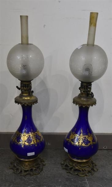 null Paire de lampes à pétrole en porcelaine gros bleu et or. Monture bronze ; globes...