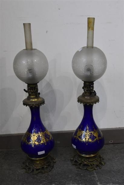 null Paire de lampes à pétrole en porcelaine gros bleu et or. Monture bronze ; globes...