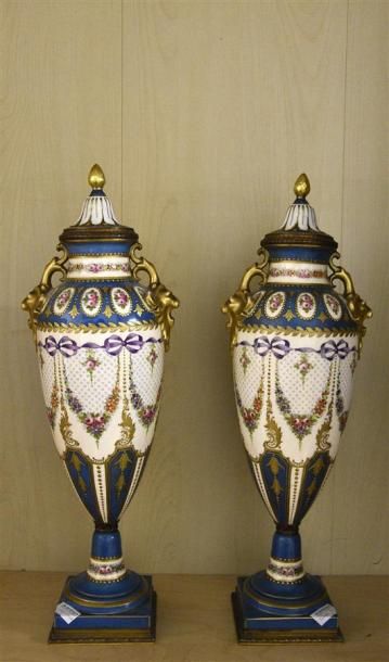 null SEVRES Paire de vases couverts en porcelaine, à décor polychrome et or de guirlandes...
