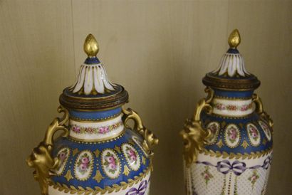 null SEVRES Paire de vases couverts en porcelaine, à décor polychrome et or de guirlandes...