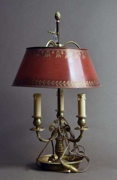 null Lampe bouillotte en bronze doré à trois lumières, abat-jour en tôle laquée rouge...