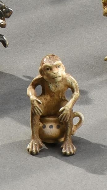 null Singe assis sur un pot Bronze de vienne polychrome H. 3 cm