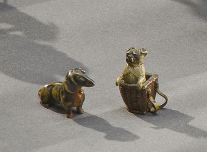 null Dogue dans un panier et basset Deux figurines en bronze de Vienne H. 2 cm et...
