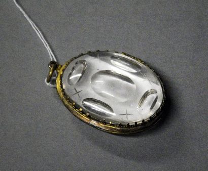 null Médaillon ovale en cristal taillé, monture en métal doré 
Russie, XVIIIe siècle
H....