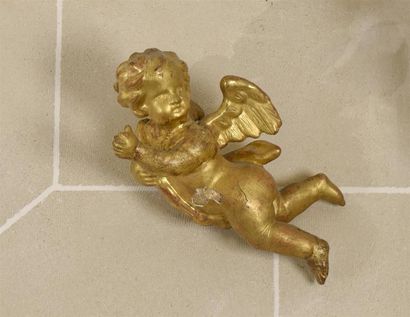 null Paire d'anges en bois sculpté et doré XVIIIe siècle L. 35 cm Manques à la dorure...