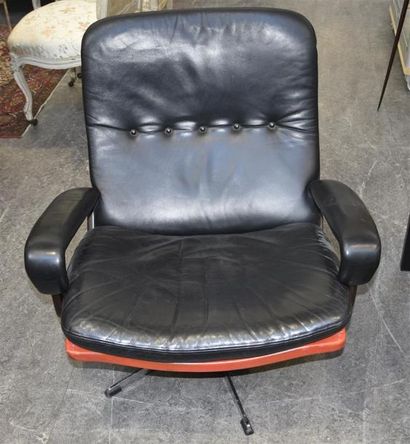 null Travail des années 1960
Paire de fauteuils visiteurs, garniture de cuir noir...