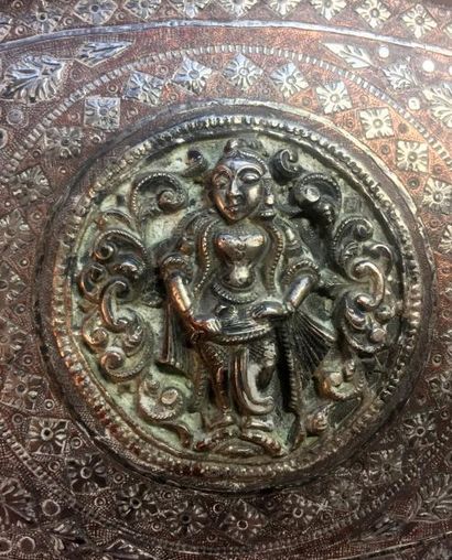 null Inde du Nord, XIXe siècle Plat en dinanderie de cuivre à décor incrusté d'argent,...