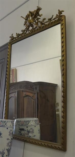 null Miroir rectangulaire en bois doré resculpté à moulure de rubans enroulés Le...
