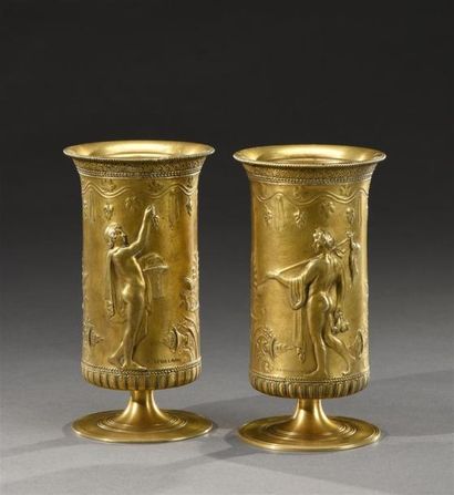 OBJETS D'ART Ferdinand LEVILLAIN (1837-1905) Paire de vases cylindriques sur piédouche...