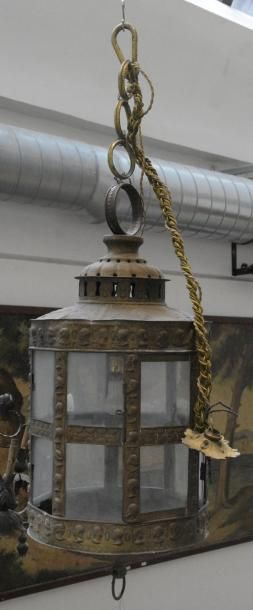 OBJETS D'ART Lanterne en cuivre repoussé à décors de têtes historiques XIXe siècle...