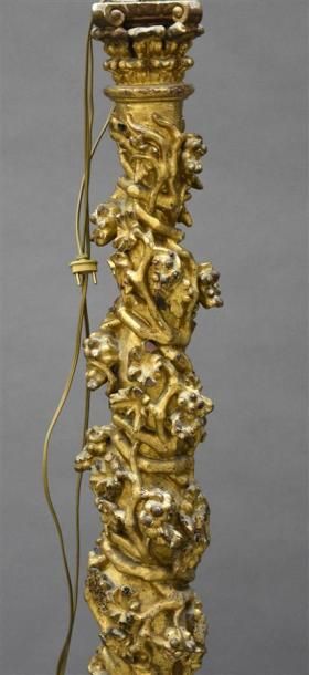 MOBILIER Colonne salomonique en bois doré et sculpté de rinceaux de vigne, elle repose...
