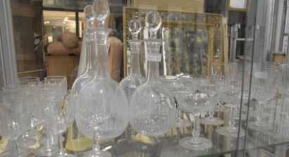 OBJETS D'ART Service de verres en cristal taillé composé de: douze verres à eau,...
