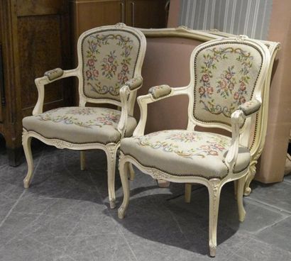 MOBILIER Une paire de fauteuils cabriolets laqués crème Style Louis XV H. 90 cm L....