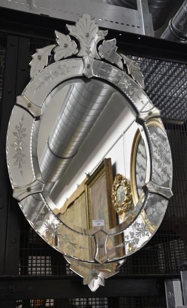 MOBILIER Miroir vénitien de forme ovale, à décor gravé de frises feuillagées, le...
