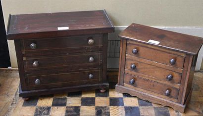 MOBILIER Deux commodes de maîtrise en noyer l'une à filets clairs marquetés H. 28...