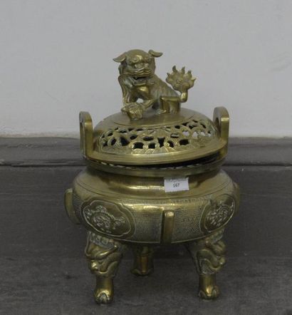 Art d'Asie Brûle-parfum en bronze doré, reposant sur un piètement tripode terminé...
