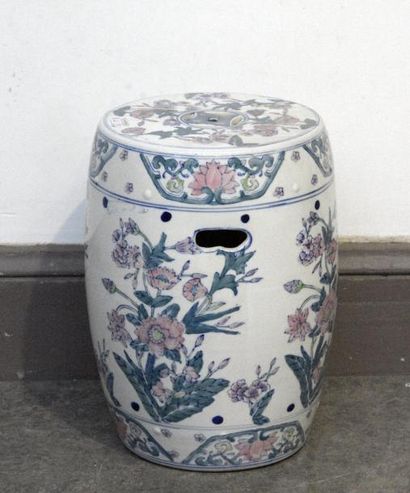 Art d'Asie CHINE - XXe siècle Tabouret tonneau en porcelaine polychrome. H. 40 cm...