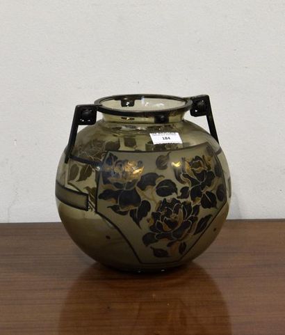 Arts décoratifs du XXe siècle D'ARGYL Vase boule en verre à décor floral dans les...