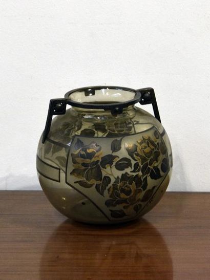 Arts décoratifs du XXe siècle D'ARGYL Vase boule en verre à décor floral dans les...