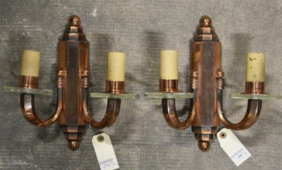 Arts décoratifs du XXe siècle Paire d'appliques à deux bras de lumière en cuivre...