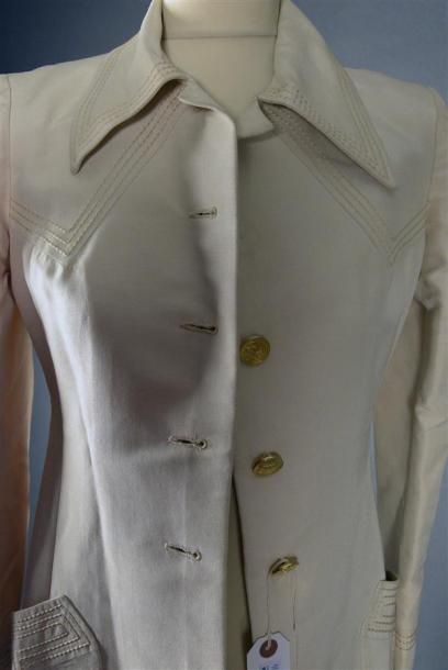 Luxe - Vintage ANONYME, circa 1970. Tailleur pantalon beige à trois rangs de surpiqûres...