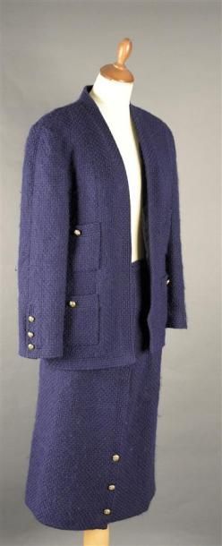 Luxe - Vintage CHANEL Boutique. Tailleur en tweed de laine bouclé bleu marine, composé...