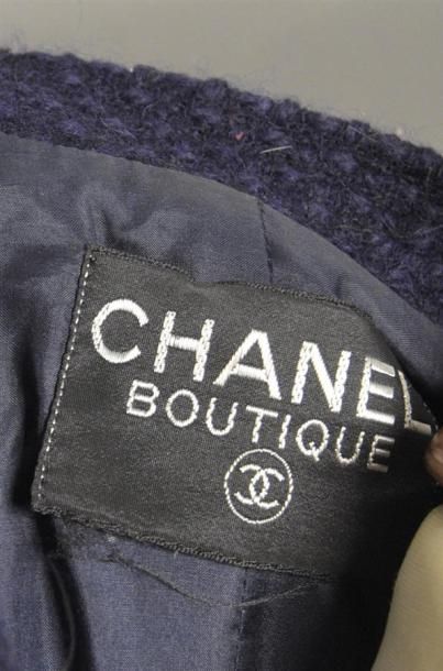 Luxe - Vintage CHANEL Boutique. Tailleur en tweed de laine bouclé bleu marine, composé...