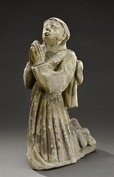 HAUTE EPOQUE Homme en prière à genou en pierre calcaire sculptée en ronde-bosse,...