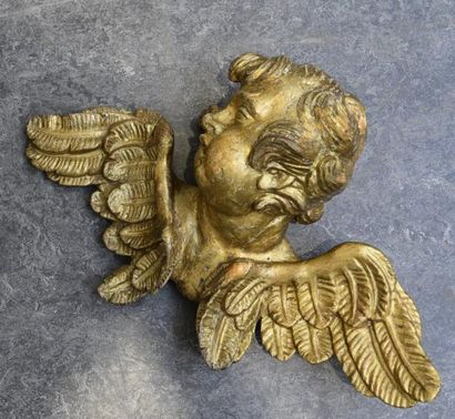 OBJETS D'ART Séraphin en bois sculpté et doré XVIIIe siècle H. 30 cm L. 45 cm Petites...