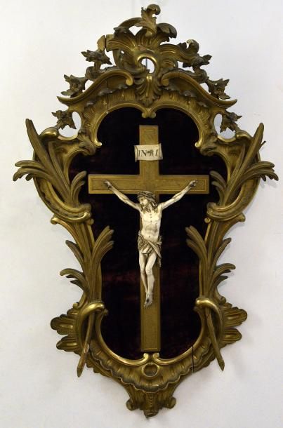 MOBILIER Important crucifix en ivoire dans un cadre en bois sculpté et doré à décor...
