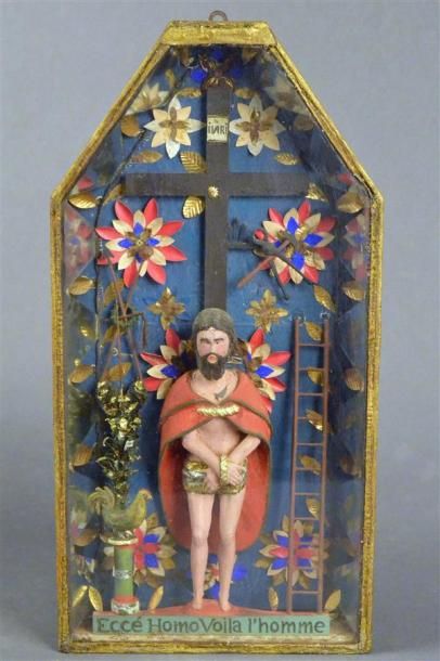 Art populaire et Objets de curiosité Ecce Homo en bois polychrome sous vitrine Christ...