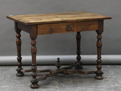 MOBILIER Table en bois naturel ouvrant à un tiroir en ceinture, les pieds tournés...