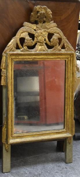 MOBILIER Miroir en bois laqué et doré, le fronton ajouré à décor de fleurs et feuillages...