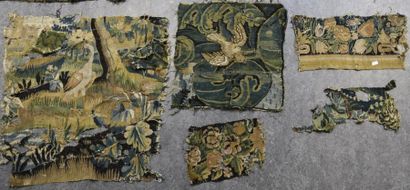 Tapis - Tapisseries AUBUSSON
Trois fragments de tapisserie verdure, dont deux ornés...