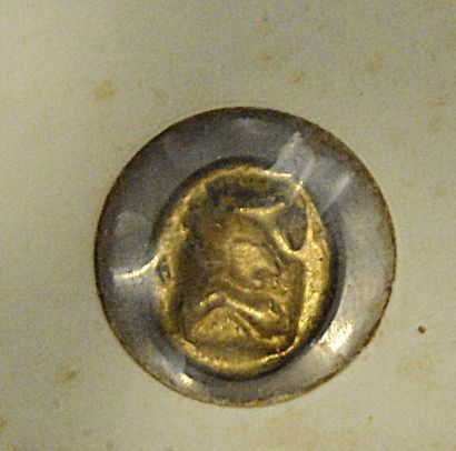 Monnaies - Médailles - Sceaux Royaume Achéménide, darique d'or. Avers le roi tenant...