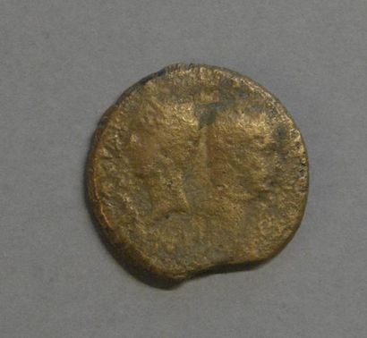Monnaies - Médailles - Sceaux Vienne, César et Octave, bronze 29,5 mm, 13,8 g, B