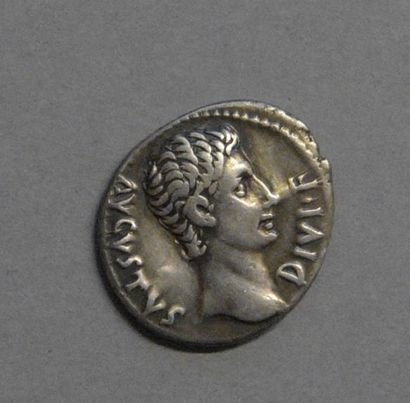 Monnaies - Médailles - Sceaux Auguste, denier frappé à Lyon en 15-13 avant JC ; C...