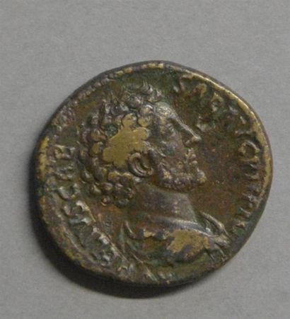 Monnaies - Médailles - Sceaux Antonin le Pieux, sesterce. Revers : TRPOTVII COS II,...