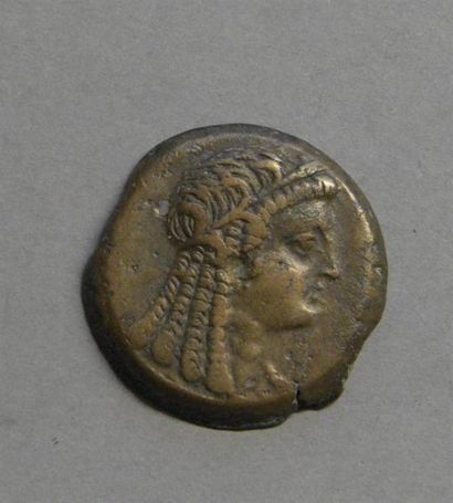 Monnaies - Médailles - Sceaux Egypte, Ptolémé V, bronze. Buste de Cléopatre à l'avers,...