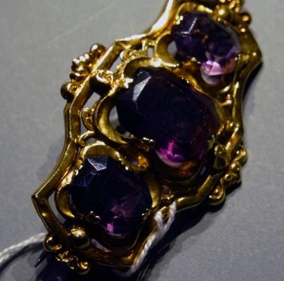 null Broche en or jaune 18K (750/°°) à décor ciselé ornée de trois pierres violettes...