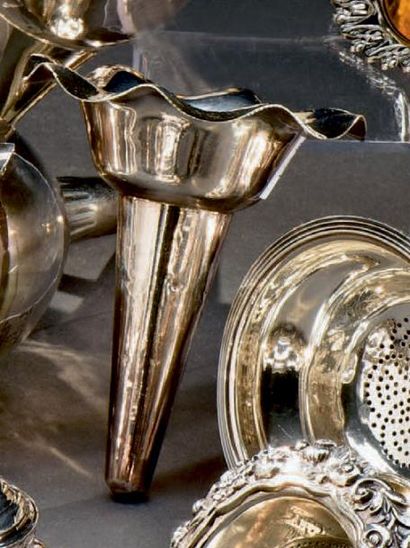 null Filtre à vin volanté en métal argenté et sa grille en argent (Edimbourg, peut-être...